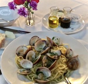 Spaghetti Clams an Italian classic, flavorful pasta infused with clams and white sauce